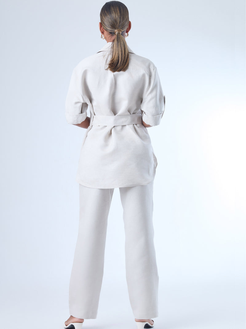 Con un diseño limpio y sofisticado, este pantalón recto confeccionado en lino ofrece frescura y estructura en partes iguales. Su silueta alargada estiliza la figura, mientras que el fit cómodo lo hace ideal para el día a día. Perfecto para combinar con camisas o blusas amplias en entornos profesionales o estilos casuales elevados.