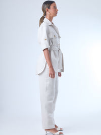 Con un diseño limpio y sofisticado, este pantalón recto confeccionado en lino ofrece frescura y estructura en partes iguales. Su silueta alargada estiliza la figura, mientras que el fit cómodo lo hace ideal para el día a día. Perfecto para combinar con camisas o blusas amplias en entornos profesionales o estilos casuales elevados.