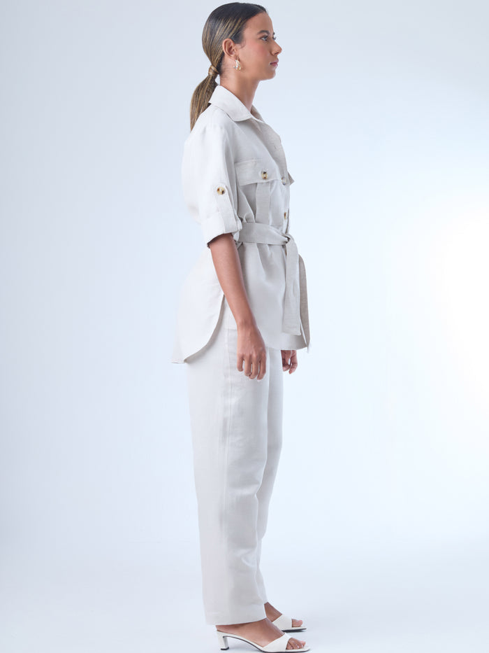 Con un diseño limpio y sofisticado, este pantalón recto confeccionado en lino ofrece frescura y estructura en partes iguales. Su silueta alargada estiliza la figura, mientras que el fit cómodo lo hace ideal para el día a día. Perfecto para combinar con camisas o blusas amplias en entornos profesionales o estilos casuales elevados.