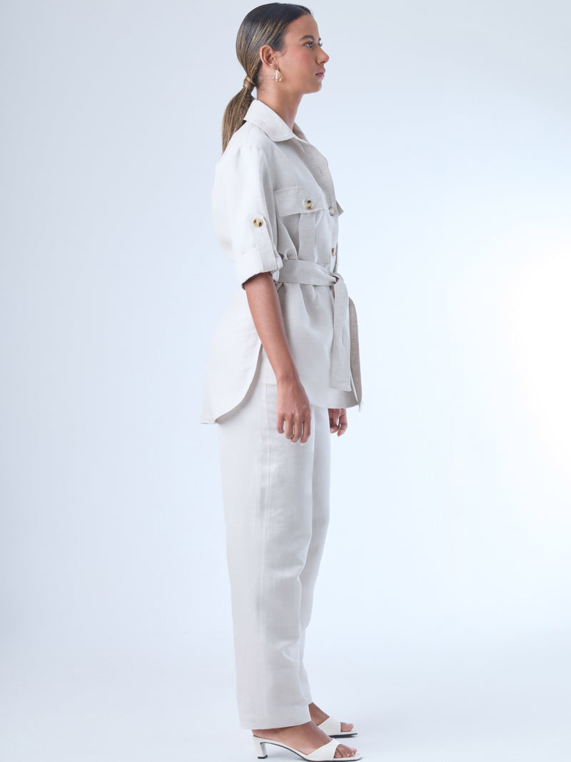Con un diseño limpio y sofisticado, este pantalón recto confeccionado en lino ofrece frescura y estructura en partes iguales. Su silueta alargada estiliza la figura, mientras que el fit cómodo lo hace ideal para el día a día. Perfecto para combinar con camisas o blusas amplias en entornos profesionales o estilos casuales elevados.