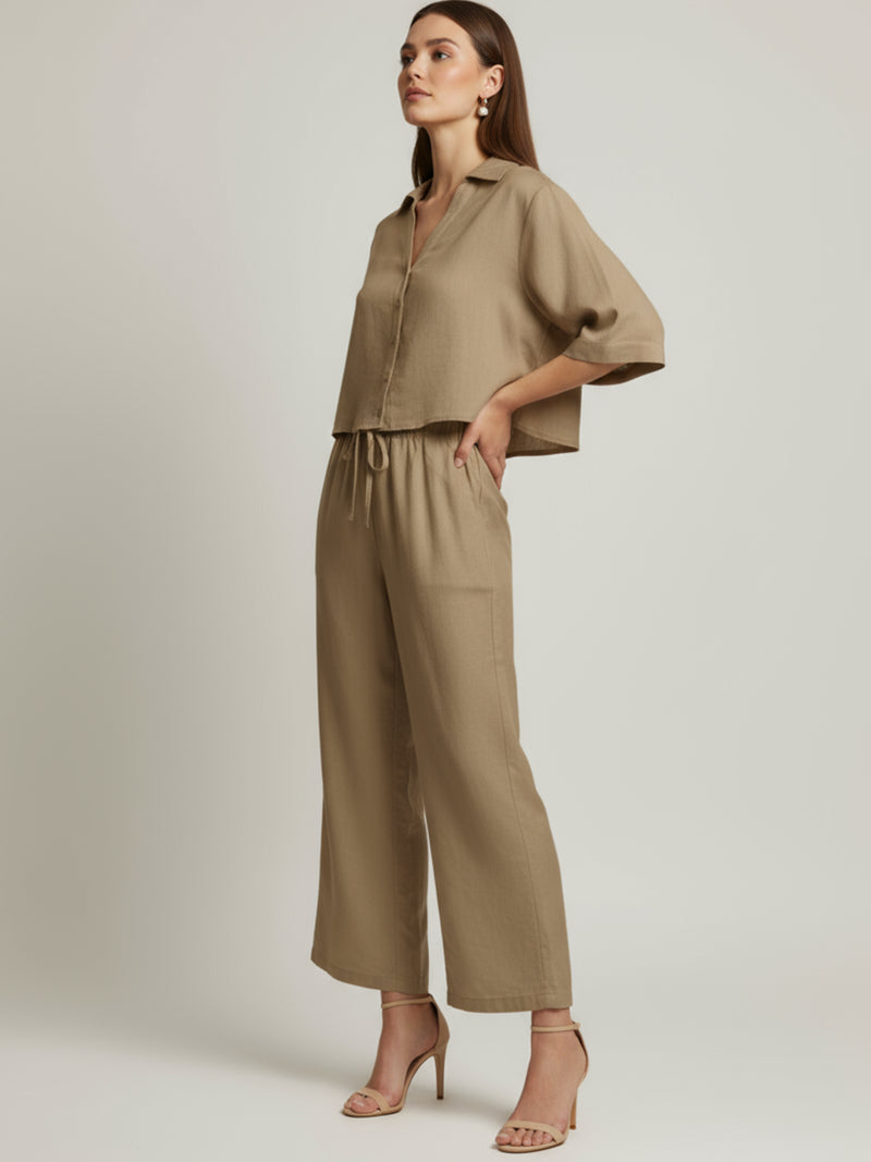 Pantalón de lino mezcla wide leg y tiro medio; cintura elástica con cordón, caída fluida y tacto ligero—comodidad premium para un look casual-elegante

Detalles:

Color: Cafe

Material: 52% Lino 48% Rayon