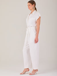 Pantalón recto de tiro medio con pretina lisa y caída fluida. Su diseño amplio y elegante proporciona comodidad sin perder el estilo, ideal para un look sofisticado y versátil

Detalles:

Color: Blanco