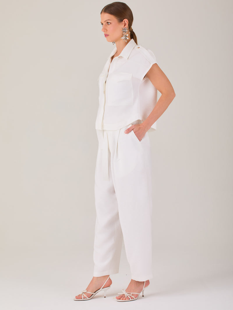Pantalón recto de tiro medio con pretina lisa y caída fluida. Su diseño amplio y elegante proporciona comodidad sin perder el estilo, ideal para un look sofisticado y versátil

Detalles:

Color: Blanco