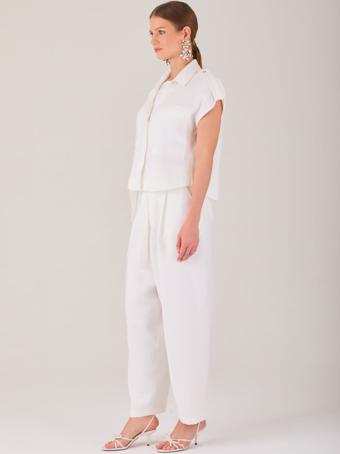 Pantalón recto de tiro medio con pretina lisa y caída fluida. Su diseño amplio y elegante proporciona comodidad sin perder el estilo, ideal para un look sofisticado y versátil

Detalles:

Color: Blanco