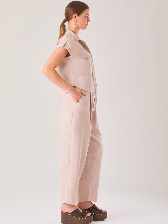 Pantalón recto de tiro medio con pretina lisa y caída fluida. Su diseño amplio y elegante proporciona comodidad sin perder el estilo, ideal para un look sofisticado y versátil

Detalles:

Color: Sand

Material: 92% Rayón 8% Poliéster 