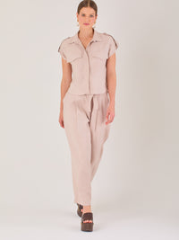 Pantalón recto de tiro medio con pretina lisa y caída fluida. Su diseño amplio y elegante proporciona comodidad sin perder el estilo, ideal para un look sofisticado y versátil

Detalles:

Color: Sand

Material: 92% Rayón 8% Poliéster 