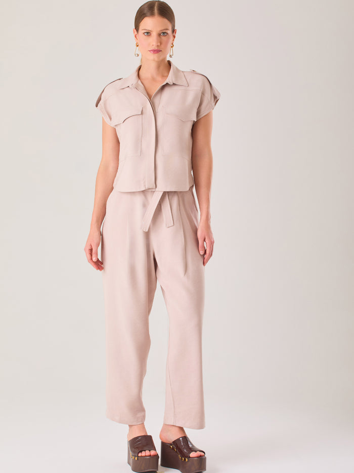 Pantalón recto de tiro medio con pretina lisa y caída fluida. Su diseño amplio y elegante proporciona comodidad sin perder el estilo, ideal para un look sofisticado y versátil

Detalles:

Color: Sand

Material: 92% Rayón 8% Poliéster 
