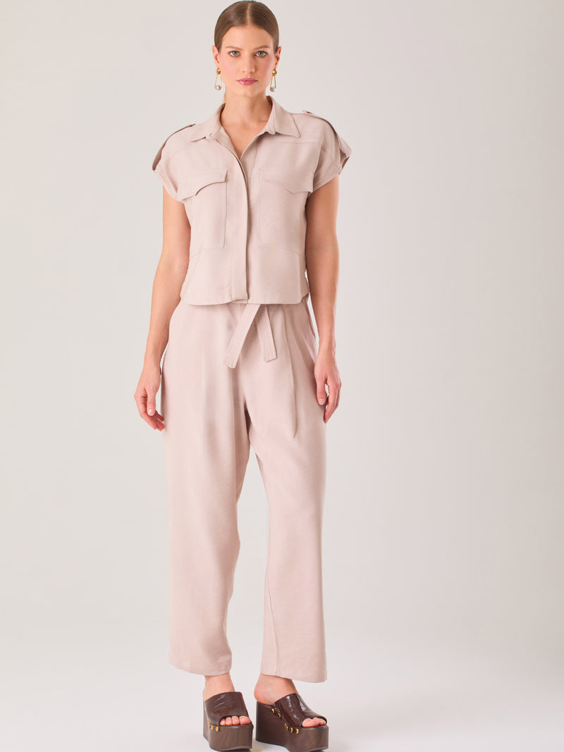 Pantalón recto de tiro medio con pretina lisa y caída fluida. Su diseño amplio y elegante proporciona comodidad sin perder el estilo, ideal para un look sofisticado y versátil

Detalles:

Color: Sand

Material: 92% Rayón 8% Poliéster 