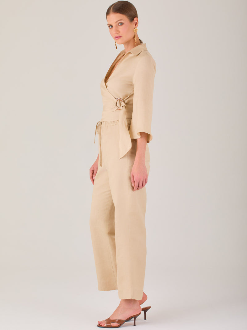 Pantalón blanco de tiro alto con pretina elástica y cordón ajustable. Corte recto y relajado, ideal para un look cómodo y fresco