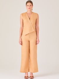Minimalista y sofisticado, este pantalón de silueta recta y tiro alto ofrece una caída ligera y pulida. Confeccionado en una tela fresca y estructurada, es ideal para climas cálidos y looks versátiles. Perfecto para combinar con tops entallados o prendas sastre, ya sea en entornos profesionales o estilismos casuales con elegancia atemporal.