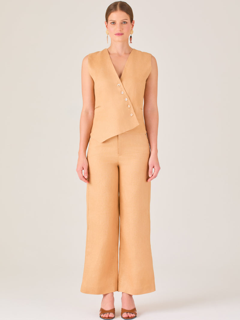 Minimalista y sofisticado, este pantalón de silueta recta y tiro alto ofrece una caída ligera y pulida. Confeccionado en una tela fresca y estructurada, es ideal para climas cálidos y looks versátiles. Perfecto para combinar con tops entallados o prendas sastre, ya sea en entornos profesionales o estilismos casuales con elegancia atemporal.
