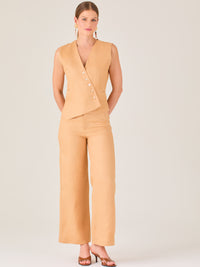 Minimalista y sofisticado, este pantalón de silueta recta y tiro alto ofrece una caída ligera y pulida. Confeccionado en una tela fresca y estructurada, es ideal para climas cálidos y looks versátiles. Perfecto para combinar con tops entallados o prendas sastre, ya sea en entornos profesionales o estilismos casuales con elegancia atemporal.