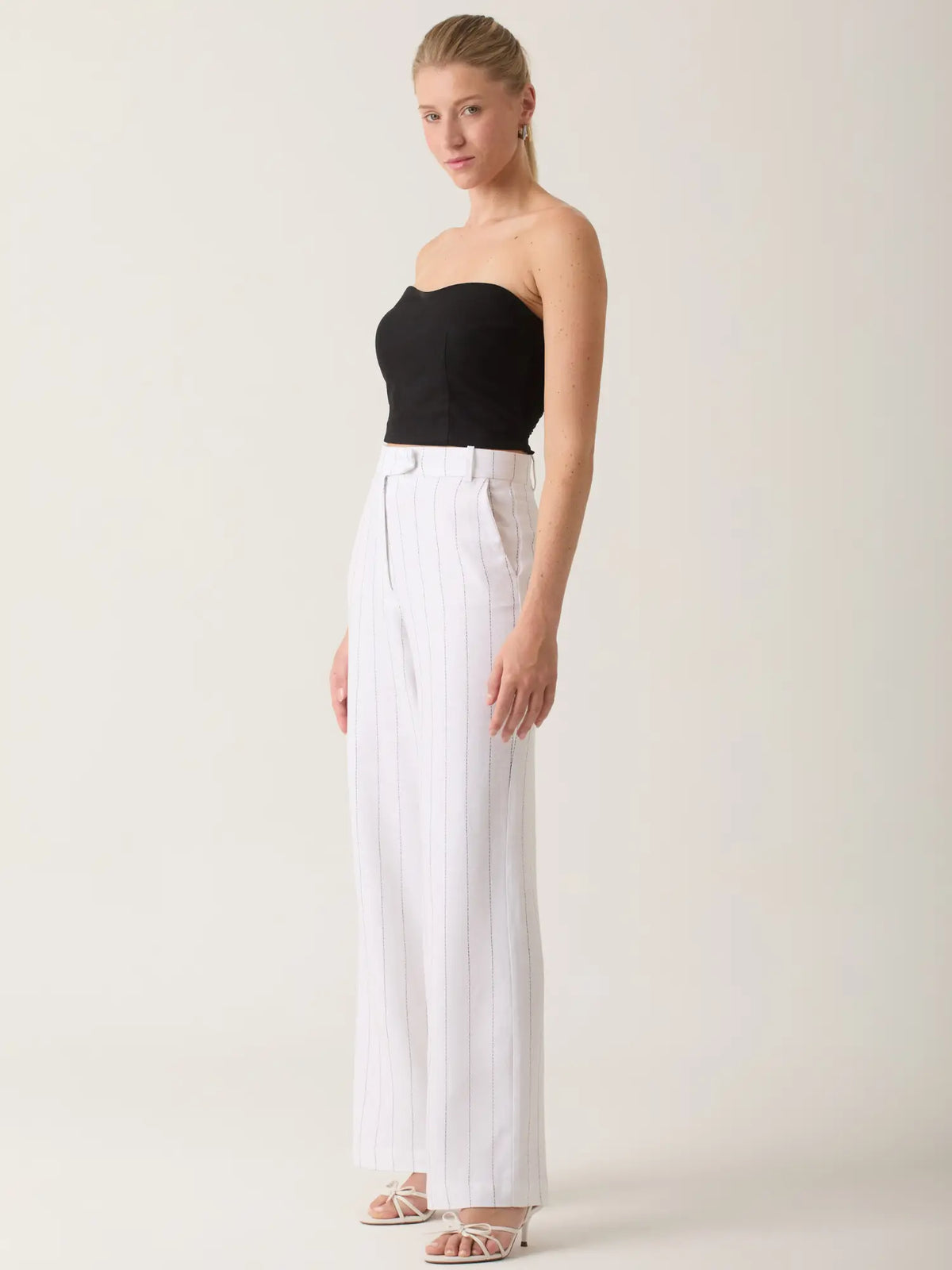 Pantalón Rondine Blanco rayado con estilo sofisticado y silueta estilizada.