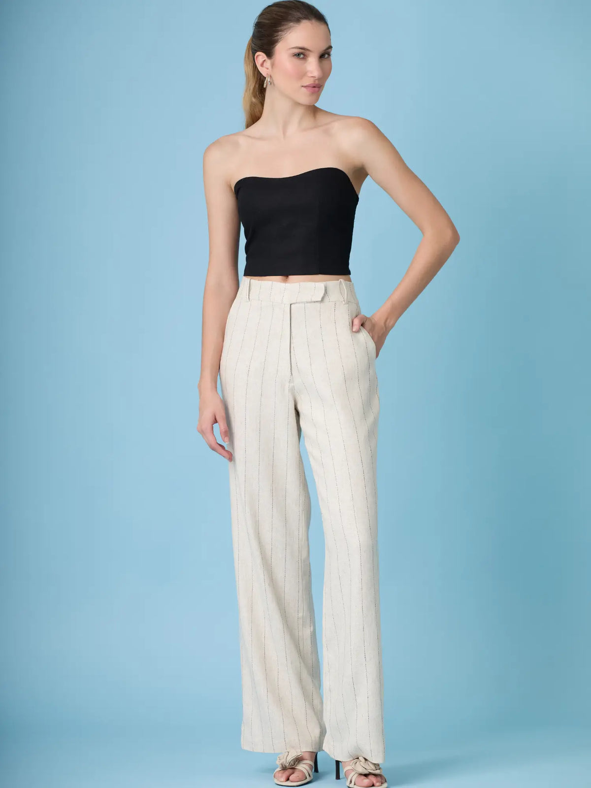 Pantalón Rondine Sand elegante en color arena con rayas finas y diseño de pierna amplia.