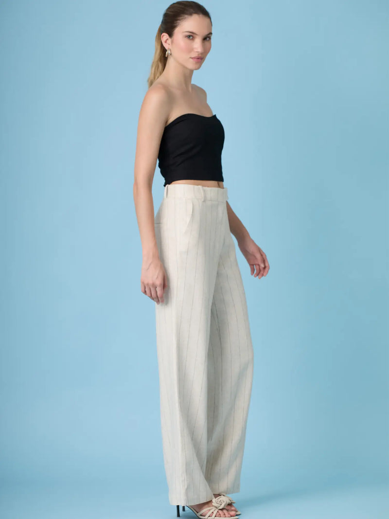 Pantalón Rondine Sand de tiro alto en tono arena con pierna ancha y diseño moderno.