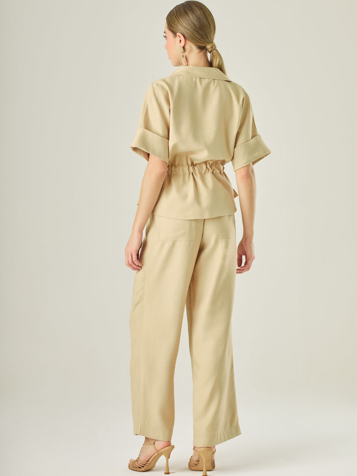 Pantalón de corte recto y silueta relajada, con cintura elástica que se adapta cómodamente al cuerpo. La tela fluida le da un movimiento suave y elegante, ideal para un look casual con un toque refinado. El largo llega justo al tobillo, perfecto para combinar con sandalias o tacones bajos. Su diseño limpio lo convierte en una pieza versátil para múltiples ocasiones

Detalles:

Color: Camel

Material:&nbsp;89% Rayon 11% Poliester&nbsp;