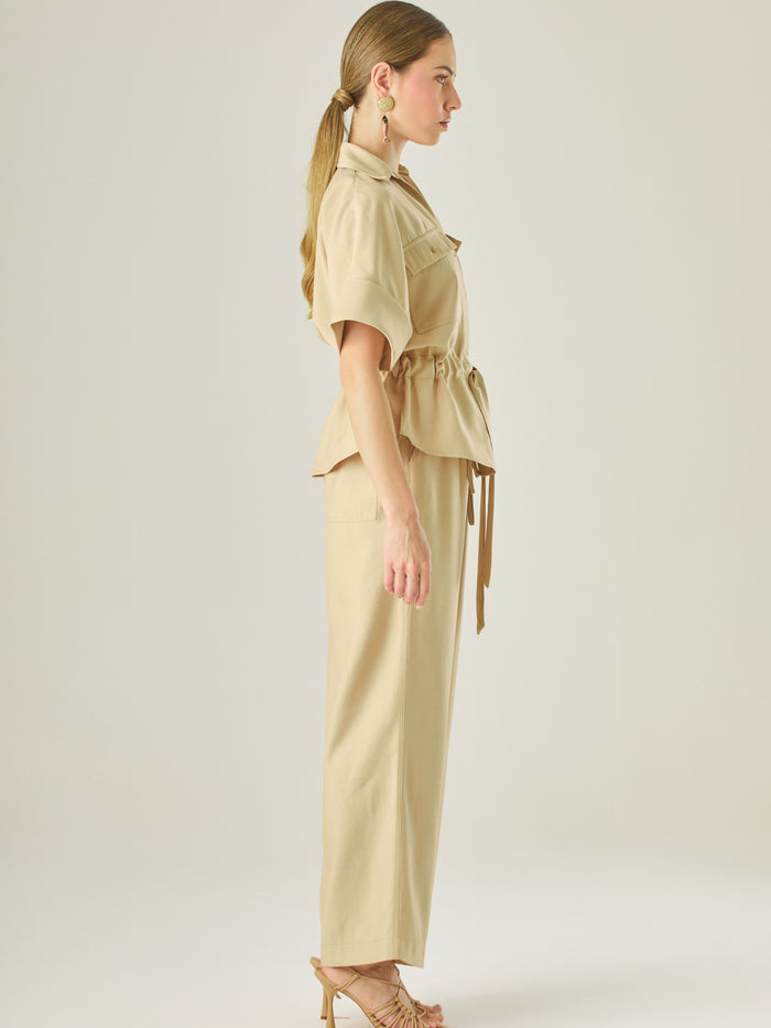 Pantalón de corte recto y silueta relajada, con cintura elástica que se adapta cómodamente al cuerpo. La tela fluida le da un movimiento suave y elegante, ideal para un look casual con un toque refinado. El largo llega justo al tobillo, perfecto para combinar con sandalias o tacones bajos. Su diseño limpio lo convierte en una pieza versátil para múltiples ocasiones

Detalles:

Color: Camel

Material:&nbsp;89% Rayon 11% Poliester&nbsp;