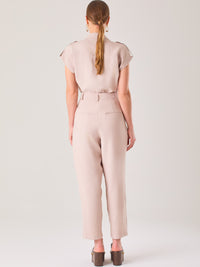 Pantalón recto de tiro medio con pretina lisa y caída fluida. Su diseño amplio y elegante proporciona comodidad sin perder el estilo, ideal para un look sofisticado y versátil

Detalles:

Color: Sand

Material: 92% Rayón 8% Poliéster 