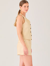 Diseño pulido y versátil para el día a día. Este short de talle medio con pinzas frontales ofrece una silueta ligeramente amplia que equilibra comodidad y estilo. Con bolsillos discretos y acabado sastre, es ideal para combinar con chalecos, blusas o tops ligeros en looks casuales sofisticados o conjuntos veraniegos con un toque refinado.

Color: Sand

Material:100% Lino

Cuidado: Lavar a mano con jabón suave, por separado.No dejar