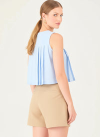 Este short presenta un diseño clásico y elegante, con un corte de tiro medio y una silueta recta que estiliza la figura. Su confección estructurada le da un aire sofisticado y versátil, ideal tanto para looks casuales como para combinaciones más refinadas. Incluye bolsillos laterales discretos que aportan funcionalidad sin perder delicadeza en el diseño.

Detalles:

Color: Sand

Material: 100% lino. Forro 100% Rayón
