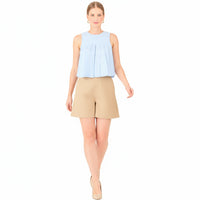 Este short presenta un diseño clásico y elegante, con un corte de tiro medio y una silueta recta que estiliza la figura. Su confección estructurada le da un aire sofisticado y versátil, ideal tanto para looks casuales como para combinaciones más refinadas. Incluye bolsillos laterales discretos que aportan funcionalidad sin perder delicadeza en el diseño.

Detalles:

Color: Sand

Material: 100% lino. Forro 100% Rayón