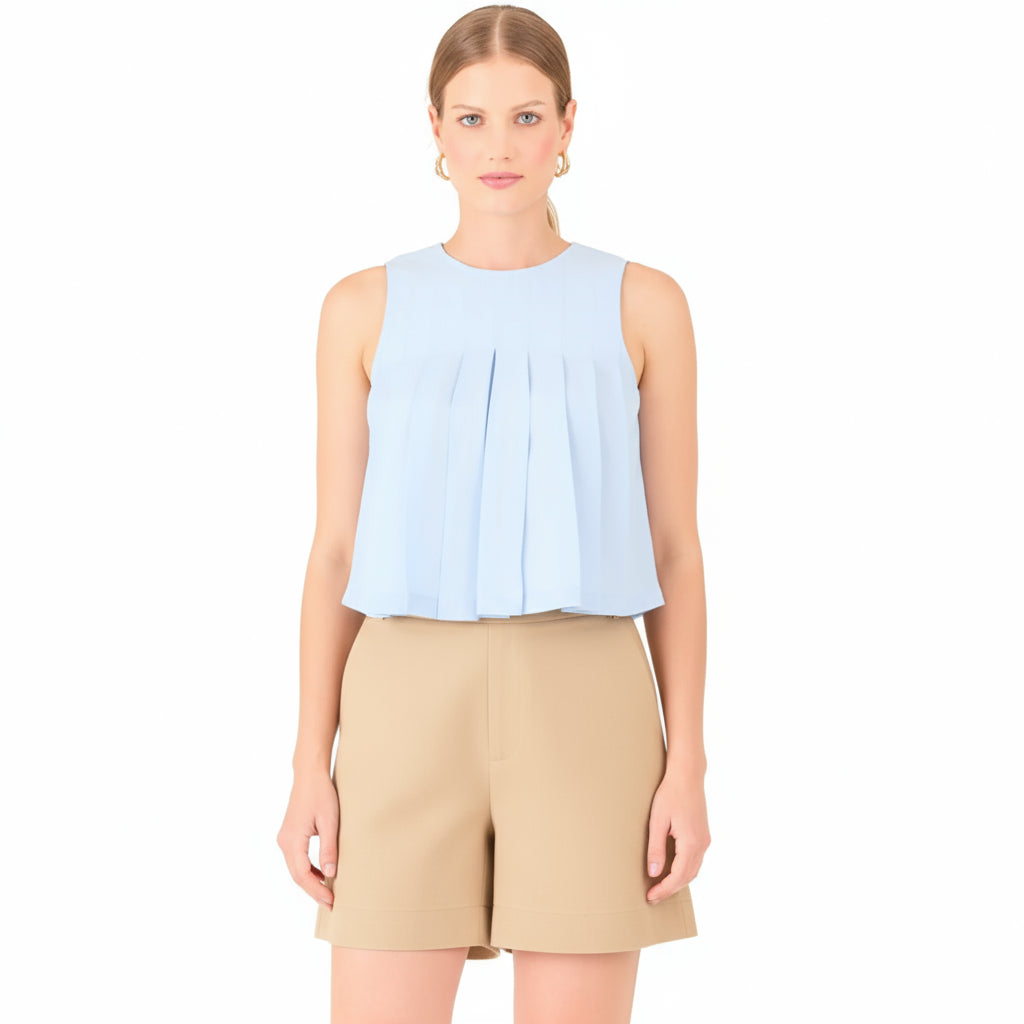 Este short presenta un diseño clásico y elegante, con un corte de tiro medio y una silueta recta que estiliza la figura. Su confección estructurada le da un aire sofisticado y versátil, ideal tanto para looks casuales como para combinaciones más refinadas. Incluye bolsillos laterales discretos que aportan funcionalidad sin perder delicadeza en el diseño.

Detalles:

Color: Sand

Material: 100% lino. Forro 100% Rayón