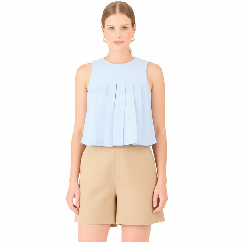 Este short presenta un diseño clásico y elegante, con un corte de tiro medio y una silueta recta que estiliza la figura. Su confección estructurada le da un aire sofisticado y versátil, ideal tanto para looks casuales como para combinaciones más refinadas. Incluye bolsillos laterales discretos que aportan funcionalidad sin perder delicadeza en el diseño.

Detalles:

Color: Sand

Material: 100% lino. Forro 100% Rayón