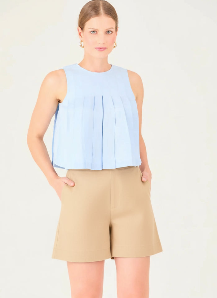 Este short presenta un diseño clásico y elegante, con un corte de tiro medio y una silueta recta que estiliza la figura. Su confección estructurada le da un aire sofisticado y versátil, ideal tanto para looks casuales como para combinaciones más refinadas. Incluye bolsillos laterales discretos que aportan funcionalidad sin perder delicadeza en el diseño.

Detalles:

Color: Sand

Material: 100% lino. Forro 100% Rayón