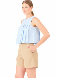 Este short presenta un diseño clásico y elegante, con un corte de tiro medio y una silueta recta que estiliza la figura. Su confección estructurada le da un aire sofisticado y versátil, ideal tanto para looks casuales como para combinaciones más refinadas. Incluye bolsillos laterales discretos que aportan funcionalidad sin perder delicadeza en el diseño.

Detalles:

Color: Sand

Material: 100% lino. Forro 100% Rayón