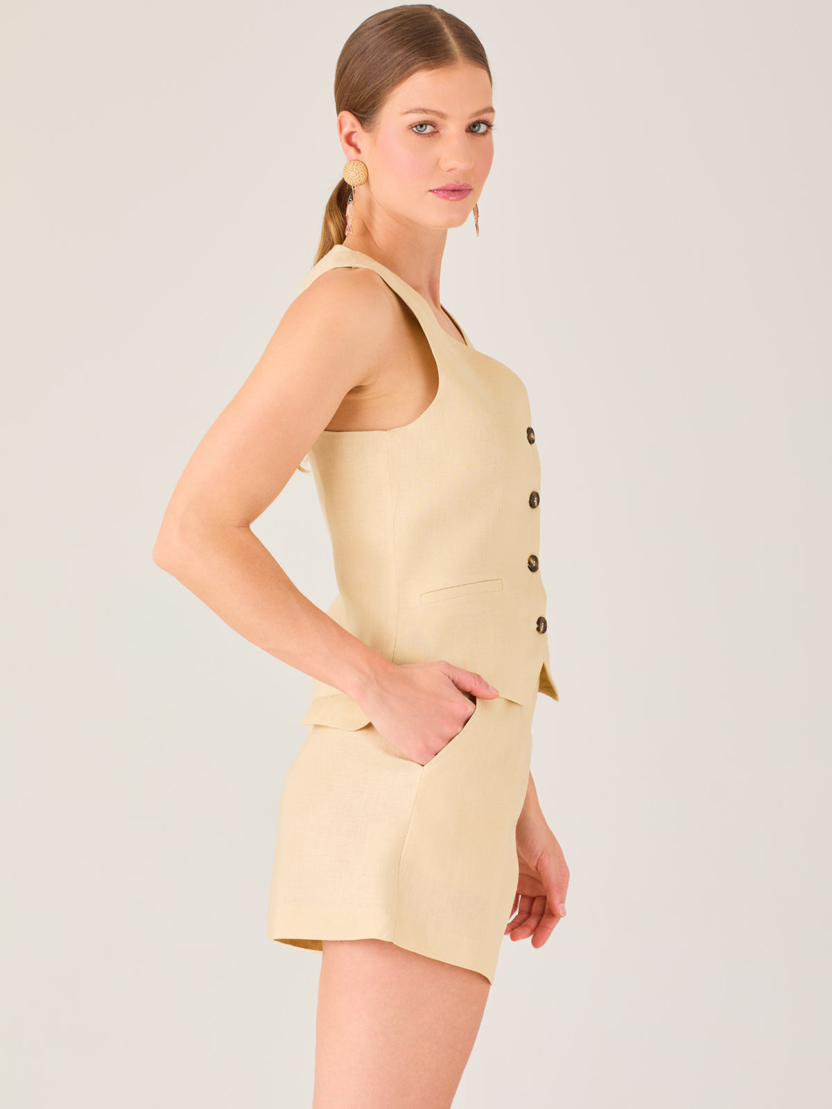 Diseño pulido y versátil para el día a día. Este short de talle medio con pinzas frontales ofrece una silueta ligeramente amplia que equilibra comodidad y estilo. Con bolsillos discretos y acabado sastre, es ideal para combinar con chalecos, blusas o tops ligeros en looks casuales sofisticados o conjuntos veraniegos con un toque refinado.

Color: Sand

Material:100% Lino

Cuidado: Lavar a mano con jabón suave, por separado.No dejar