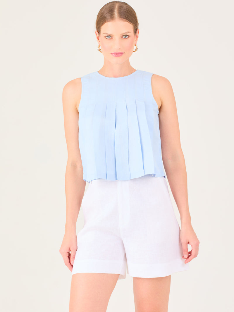 Blusa sin mangas de silueta recta con delicados pliegues frontales que aportan movimiento y un acabado refinado.

Detalles:

Color: Baby Blue