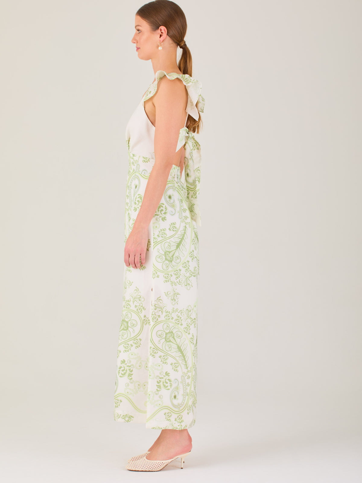 Vestido largo estampado,  con  sutil escote frontal, perfecto para looks elegantes y veraniegos, 

Detalles:

Color: Olivo

Material: 80% Tencel 20% Lino