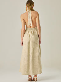 Vestido largo con escote halter profundo y espalda descubierta, ideal para ocasiones especiales. Su diseño sofisticado se realza con detalles bordados y una silueta que estiliza, logrando un look elegante y llamativo con un aire moderno.

Detalles:

Color: Sand

Material: 100% Algodon

Características: Incluye botones.