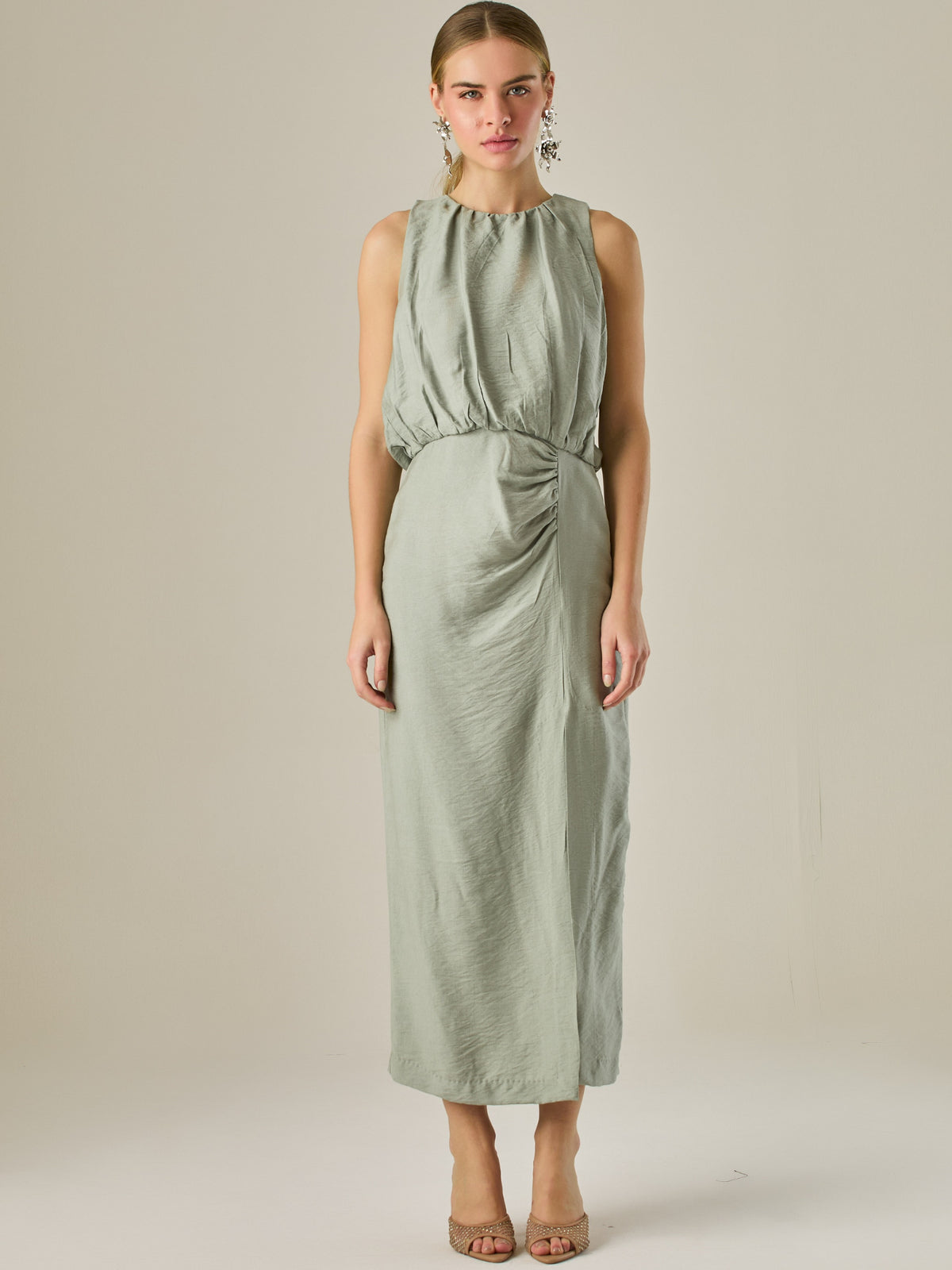 Vestido midi sin mangas con escote redondo y drapeado sutil en la cintura que favorece la silueta. Su tejido suave y caída elegante crean un look sofisticado y minimalista, perfecto para ocasiones que requieren un estilo refinado y actual.

Detalles:

Color: Verde

Material: 85% Rayon 15% Lino
