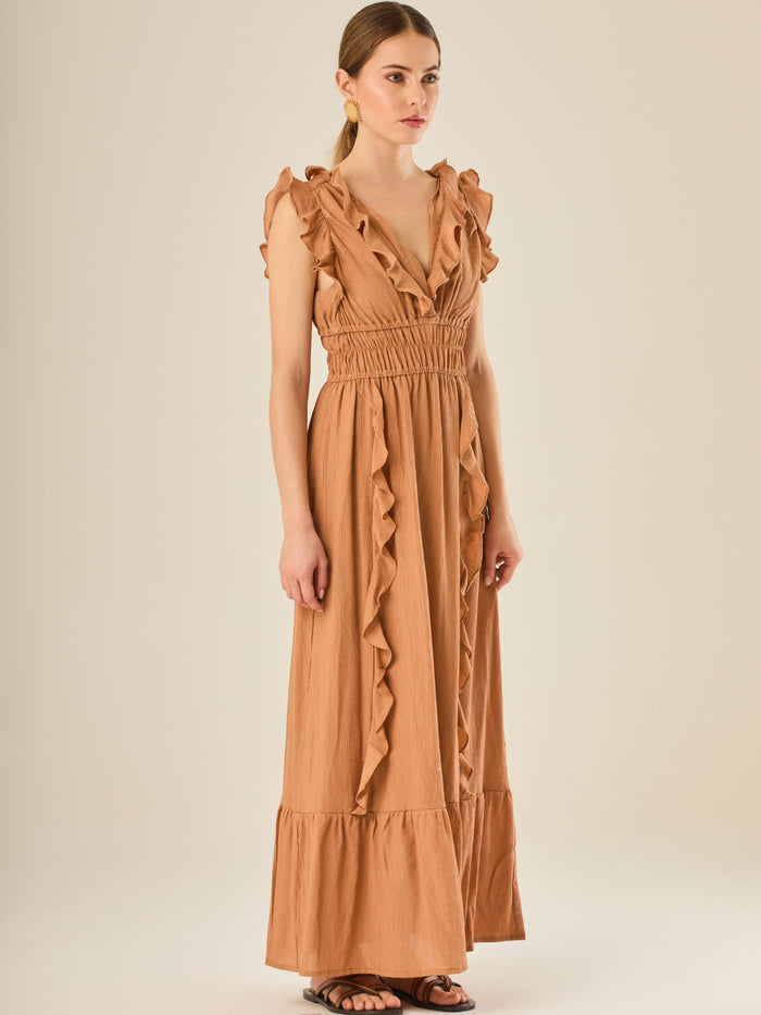 Vestido largo sin mangas con escote en "V" profundo y un diseño con volantes que recorren tanto los tirantes como la parte frontal del busto y la falda. La cintura está fruncida con elástico para dar definición y comodidad, mientras que la falda fluye suavemente con un detalle de volante en el dobladillo, aportando movimiento y un aire femenino al conjunto.

Detalles:

Color: Cafe
