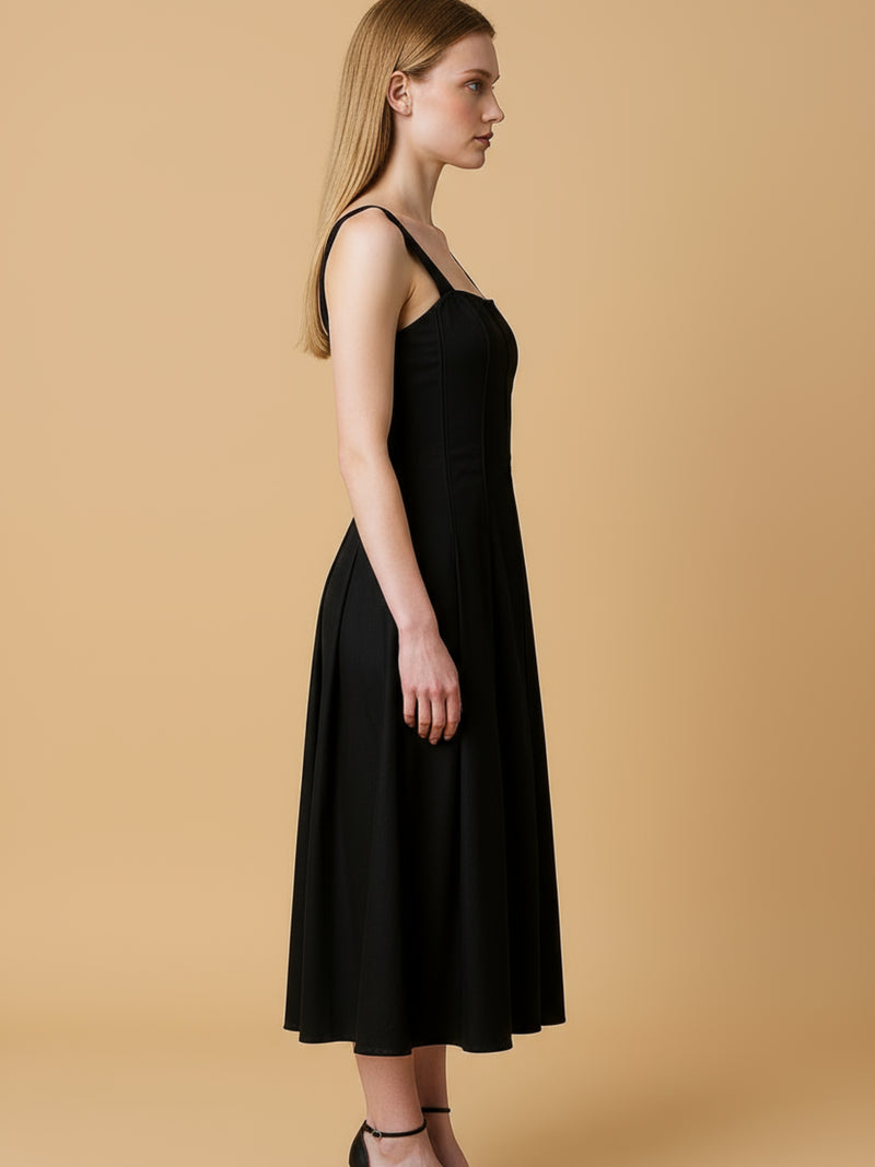 Vestido midi con tirantes anchos y escote recto que enmarca los hombros con elegancia. El cuerpo entallado lleva cortes verticales tipo corsé que definen la silueta, mientras la falda evasé abre con amplitud y movimiento hasta media pantorrilla. Un diseño depurado y femenino, ideal para eventos o noches especiales; combínalo con sandalias de tacón y joyería mínima para un look impecable