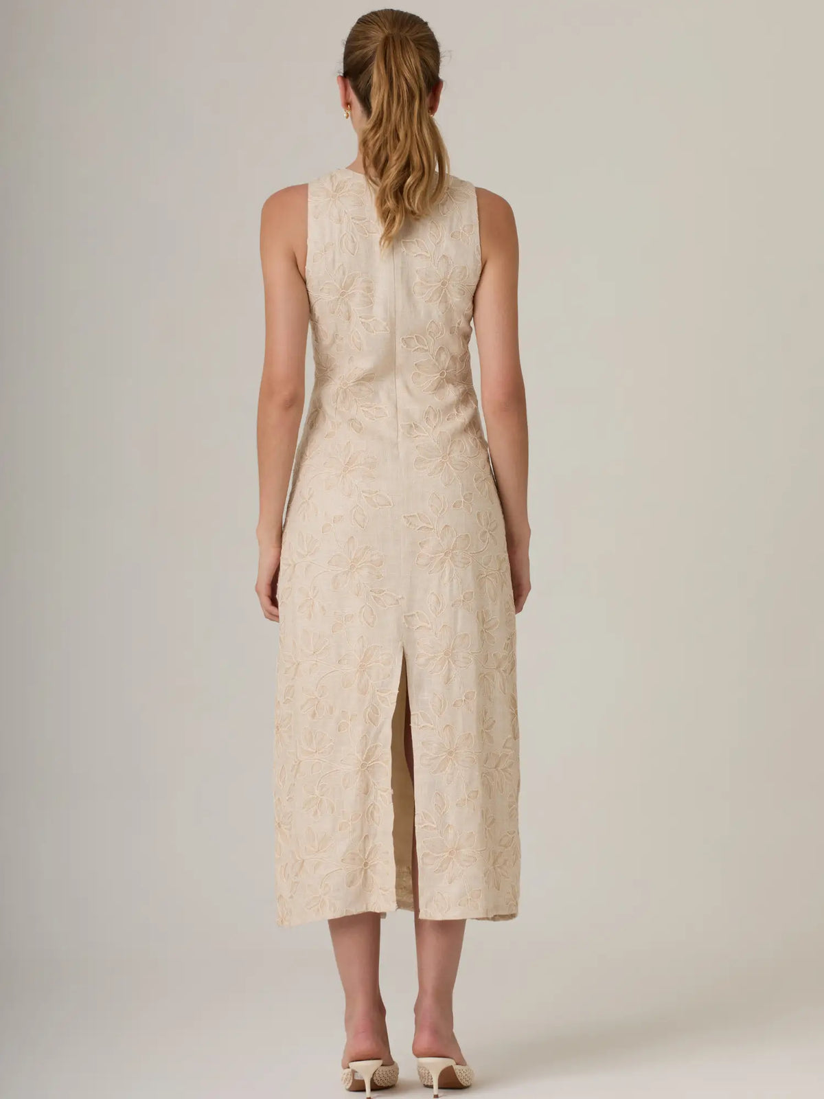 Vestido largo beige bordado con diseño femenino y acabado sofisticado ideal para ocasiones especiales.