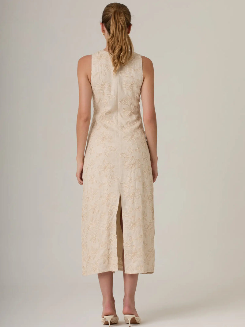 Vestido largo beige bordado con diseño femenino y acabado sofisticado ideal para ocasiones especiales.