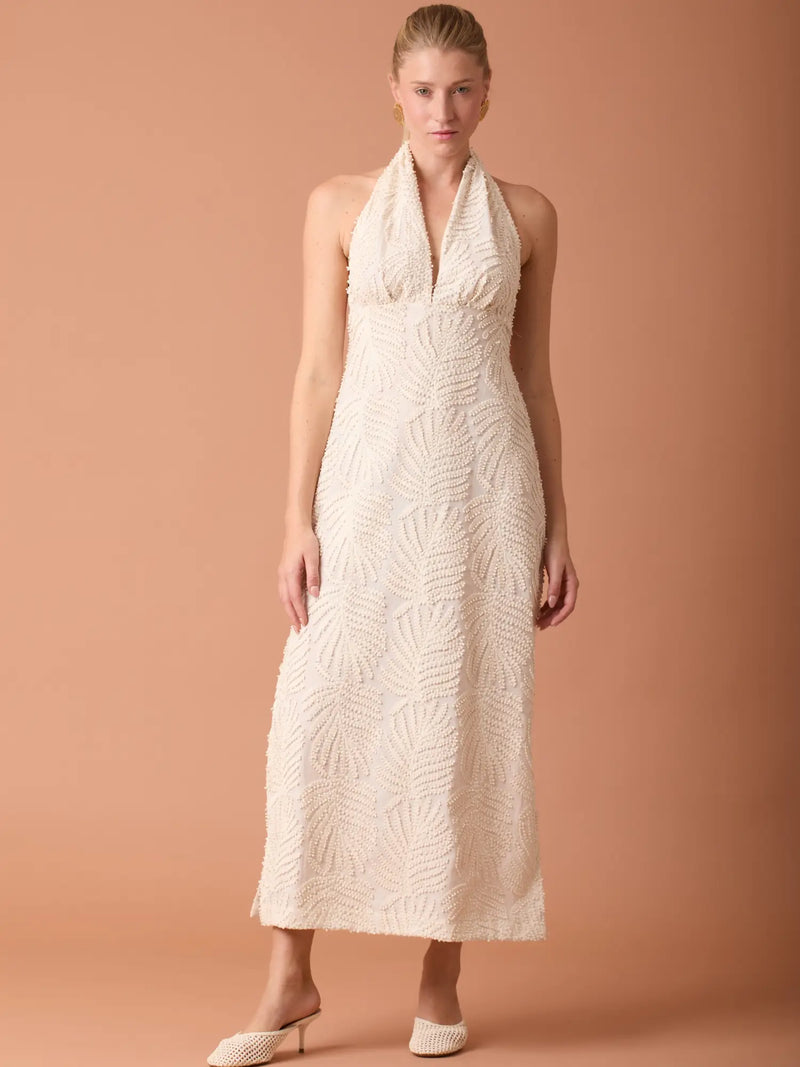 Vestido beige con cuello halter y textura elegante ideal para verano y outfits especiales.