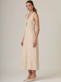 Vestido largo beige con flores bordadas y escote en V moderno y favorecedor.