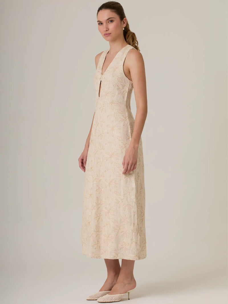 Vestido largo beige con flores bordadas y escote en V moderno y favorecedor.