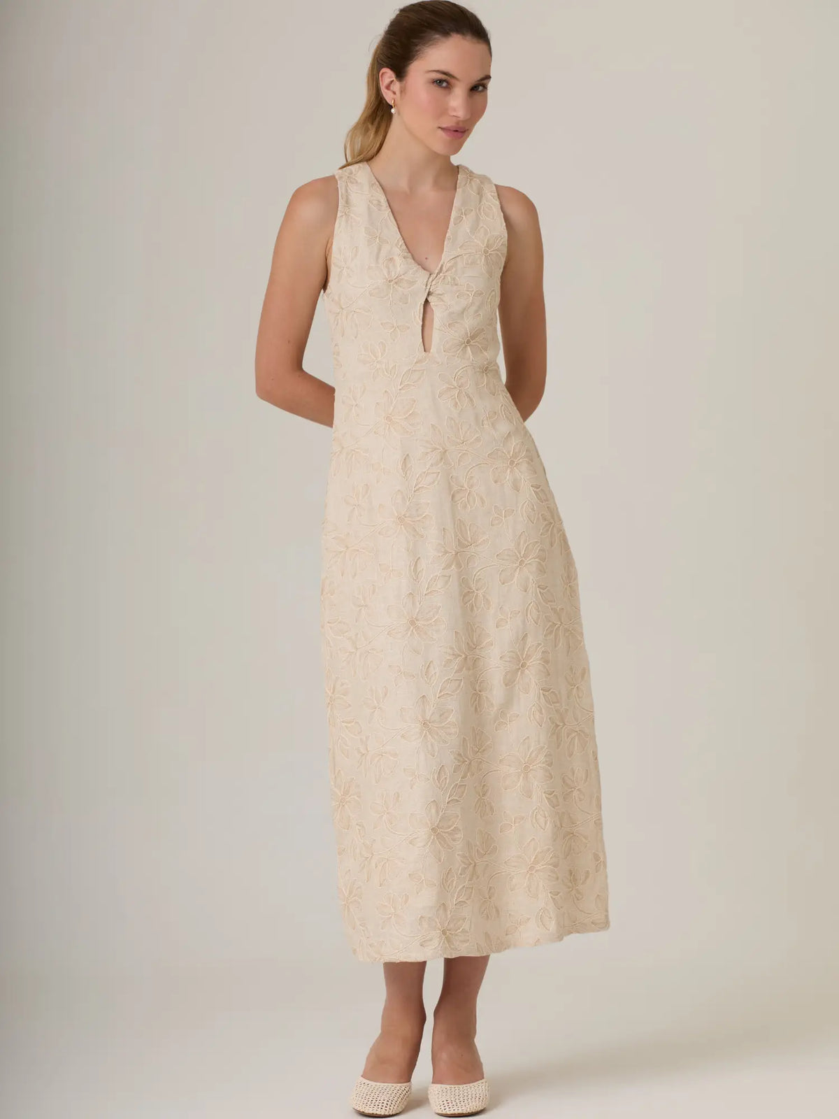 Vestido beige para mujer con diseño floral bordado y corte recto de estilo clásico.