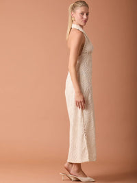 Vestido beige para mujer con diseño bordado, escote halter y caída sofisticada.