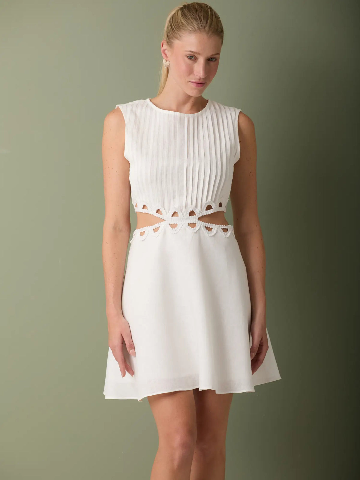 Vestido blanco corto con falda de vuelo perfecto para un look fresco y elegante de verano.