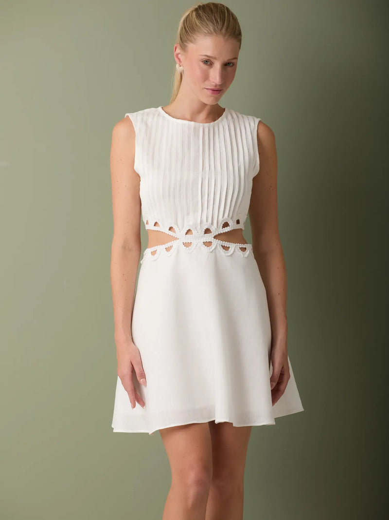 Vestido blanco corto con falda de vuelo perfecto para un look fresco y elegante de verano.