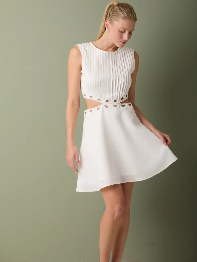 Vestido blanco para mujer con diseño  moderno y falda con vuelo delicado.