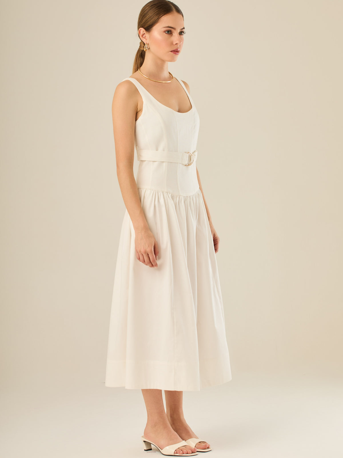 Vestido midi sin mangas con escote redondeado y cinturón decorativo que acentúa la cintura. Su silueta limpia y femenina, junto con la falda con caída suave, lo convierten en una opción elegante y versátil para un look sofisticado y atemporal.

Detalles:

Color: Blanco

Material: 69% Rayo