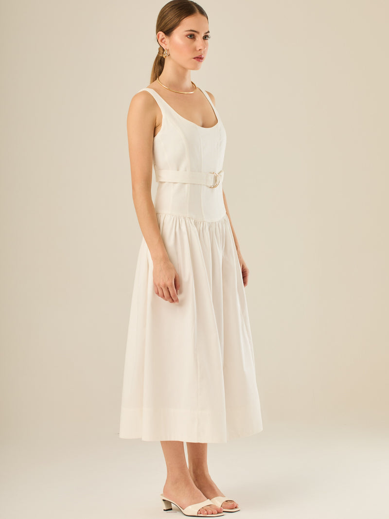 Vestido midi sin mangas con escote redondeado y cinturón decorativo que acentúa la cintura. Su silueta limpia y femenina, junto con la falda con caída suave, lo convierten en una opción elegante y versátil para un look sofisticado y atemporal.

Detalles:

Color: Blanco

Material: 69% Rayo