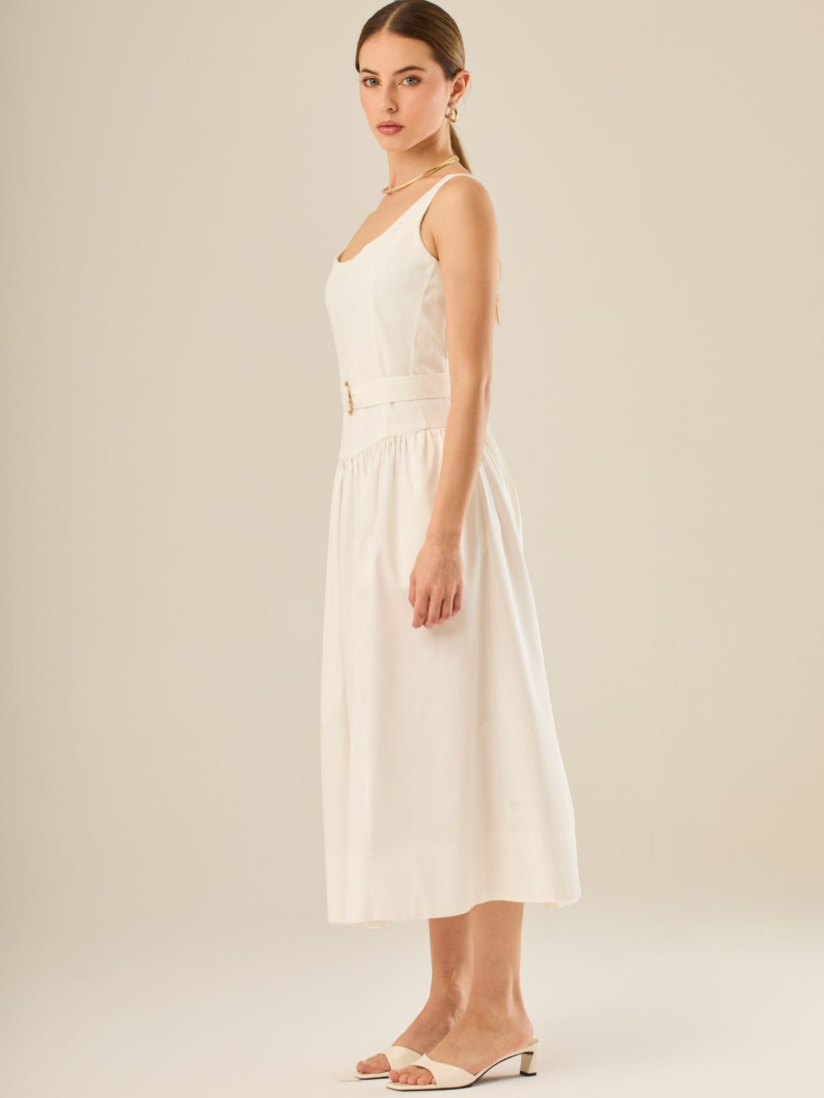 Vestido midi sin mangas con escote redondeado y cinturón decorativo que acentúa la cintura. Su silueta limpia y femenina, junto con la falda con caída suave, lo convierten en una opción elegante y versátil para un look sofisticado y atemporal.

Detalles:

Color: Blanco

Material: 69% Rayo