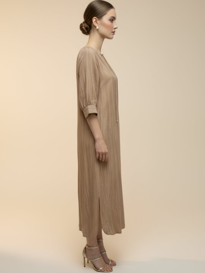 Vestido midi de tejido ligero, cuello en V con cordones y manga 3/4; silueta relajada tipo túnica con caída fluida y textura sutil—elegante y versátil de día a noche